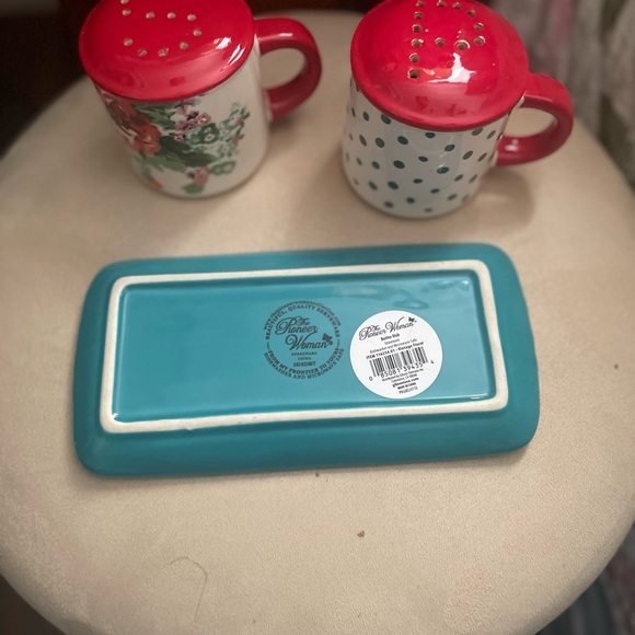 The Pioneer Woman Red/White Polka Dot Kitchen Set, butter dish and shakers - Picture 3 of 4